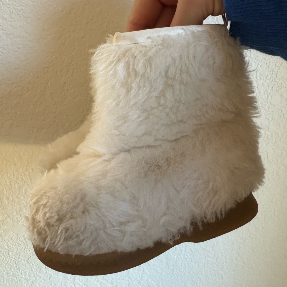 White Gap Toddler Fur Boots Size 5